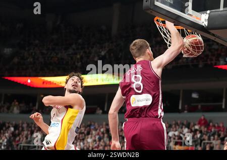 Riga, Lettonia. 20 febbraio 2025. Il Davis Bertans (R) lettone sfugge durante la partita a gironi delle qualificazioni FIBA EuroBasket 2025 tra Lettonia e Spagna a riga, in Lettonia, il 20 febbraio 2025. Crediti: Edijs Palens/Xinhua/Alamy Live News Foto Stock