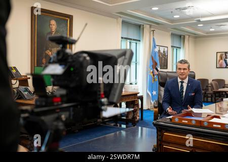 Il Segretario alla difesa Pete Hegseth pronuncia osservazioni registrate dal suo ufficio al Pentagono, Washington, D.C., 20 febbraio 2025. (Foto del DoD del sottufficiale della Marina degli Stati Uniti Alexander Kubitza di prima classe) Foto Stock