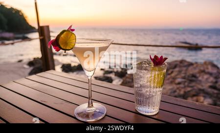 Gustate cocktail rinfrescanti al tramonto sull'isola di Koh Munnork a Rayong, Thailandia Foto Stock