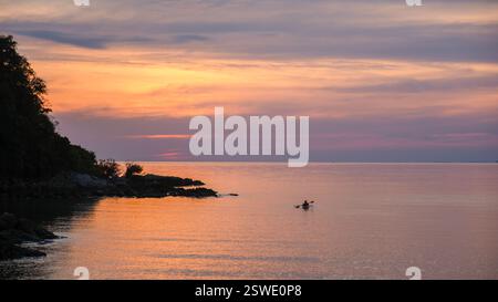 Kayak al tramonto sull'isola di Koh Munnork a Rayong, Thailandia Foto Stock