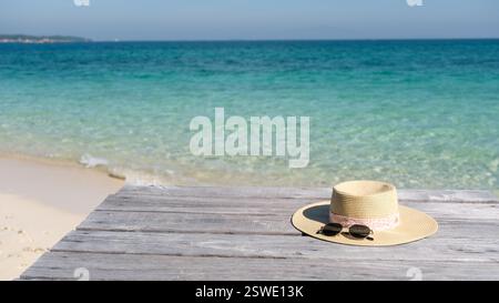 Rilassati sull'isola di Koh Munnork con un cappello e occhiali da sole in una giornata di sole sulla spiaggia Foto Stock