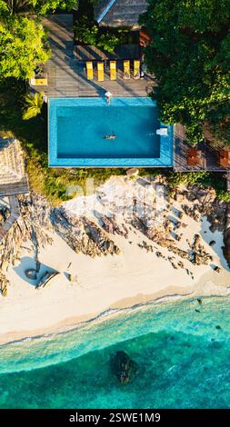 Splendida vista aerea della tranquilla piscina dell'isola di Koh Munnork e della spiaggia incontaminata di Rayong, Thailandia Foto Stock