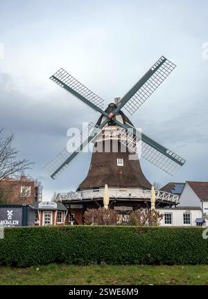 24.11.2024, Germania, bassa Sassonia, Norderney - storico mulino a vento nel centro di Norderney a novembre. Norderney è una delle isole della Frisona orientale Foto Stock