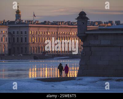 Vista serale dal fiume Neva alla Fortezza di Pietro e Paolo, Russia, San Pietroburgo. Una coppia romantica in amore cammina lungo la e Foto Stock