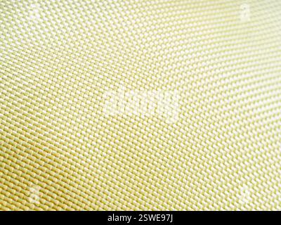 Materiale antiproiettile aramide. Sfondo kevlar aramide. Trama e motivo kevlar dorati. Foto Stock
