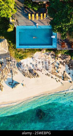 Momenti di relax nella splendida piscina dell'isola di Koh Munnork a Rayong, Thailandia Foto Stock
