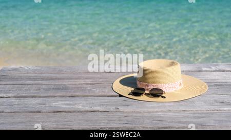 Rilassati sull'isola di Koh Munnork con cappello di paglia e occhiali da sole sul mare blu cristallino Foto Stock