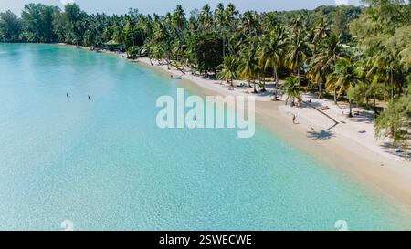 Giornata tranquilla sulla spiaggia dell'isola di Koh Kood in Thailandia, con acque cristalline e palme ondeggianti Foto Stock