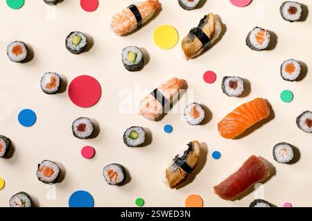 Piatto giapponese sushi e panini di riso con pesce Foto Stock