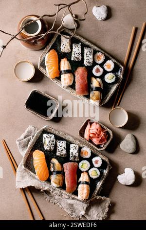 Piatto giapponese sushi e panini di riso con pesce Foto Stock