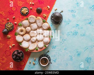 Ramadan dolci sfondo. Biscotti della festa islamica di El Fitr. Biscotti arabi Maamoul. Foto Stock