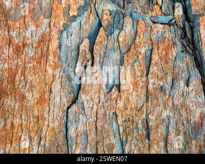 Texture alpina a strati. Consistenza in pietra. Sezione trasversale di rocce. Strati geologici. Strati colorati di pietre nella sezione della m Foto Stock