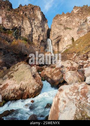 Incredibile vista panoramica della grande cascata di montagna conosciuta come Sultan, erba autunnale, grandi pietre e alte rocce come sfondo. Cauca Foto Stock