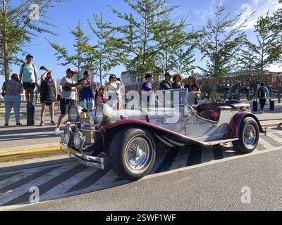 I turisti ammirano una replica del 1929 della Mercedes-Benz Gazelle SSK a Puerto Madero, Buenos Aires, Argentina, Sud America Foto Stock