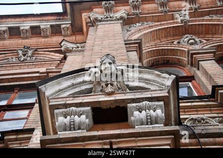 La foto mostra un dettaglio di uno dei vecchi edifici brock a Kropyvnytskyi, Ucraina, il 20 dicembre 2023 Foto Stock