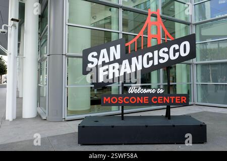Cartello di benvenuto al George R. Moscone Convention Center; il Moscone Center è un complesso per convegni ed esposizioni a San Francisco, California. Foto Stock