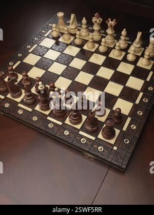 Scacchiera su un tavolo Foto Stock