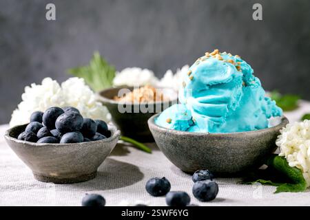 Gelato turchese in coni per waffle Foto Stock