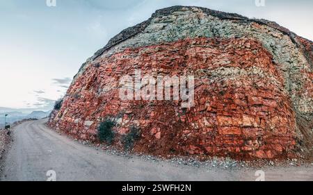 Strati colorati di pietre nella sezione del monte, diverse formazioni rocciose e strati di terreno. Foto Stock
