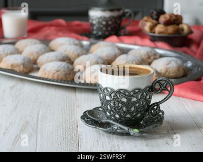 Dolci e caffè nero. Concetto di vacanza Ramadan kareem. Foto Stock