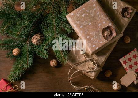 Collezione di confezioni regalo di Natale in carta artigianale Foto Stock