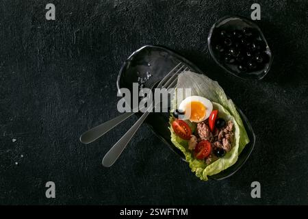Tradizionale insalata nicoise con tonno in scatola Foto Stock