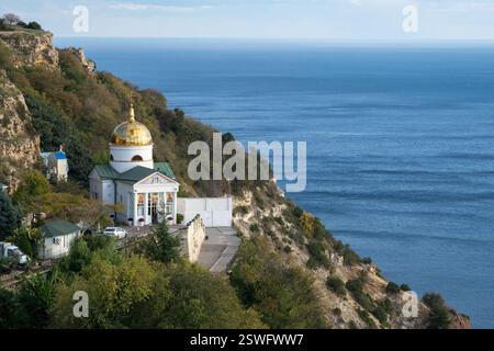 Monastero di San Giorgio su una scogliera che si affaccia sul mare. Foto Stock