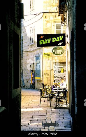 Pavement Cafe in una piccola strada stretta, Spalato, Croazia, 2002. Foto Stock