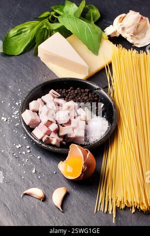 Ingredienti per spaghetti alla carbonara Foto Stock