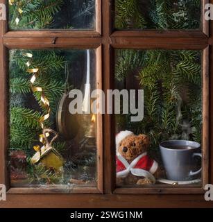 Decorazioni natalizie con orsacchiotto nella finestra Foto Stock