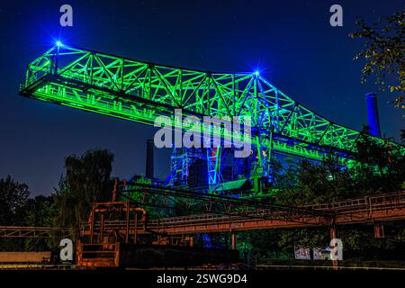 Parte della rovina dell'acciaieria del Landschaftspark Duisburg-Nord illuminata da colori Foto Stock