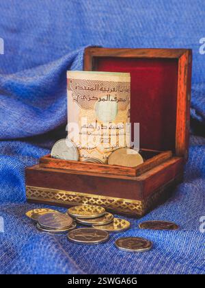 Dirham di soldi arabi nella vecchia scatola di legno. Foto Stock
