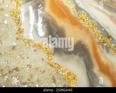 Resina art astratta con colori dorati e vetro. Spazio per pittura artistica in resina epossidica. Sfondo epossidico. Foto Stock