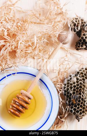 Piatto di miele con favi Foto Stock