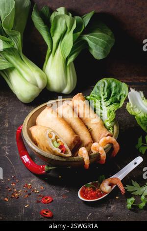 Involtini primavera con verdure e gamberetti Foto Stock