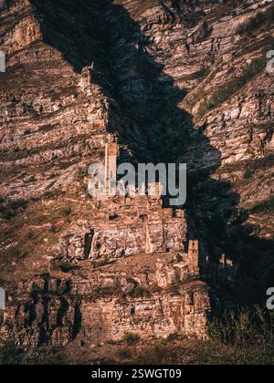 Il villaggio fantasma di Old Kahib, Russia, Repubblica del Daghestan. Vista verticale. Foto Stock