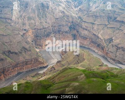 Profondo canyon, terreno geologico. Tortuoso fiume in fondo alla gola. Canyon di Sulak, Daghestan, Caucaso, Russia. Vista aerea Foto Stock