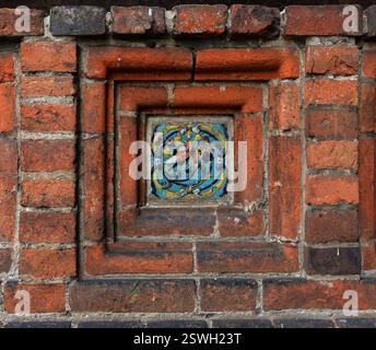 Vecchio ornamento in ceramica smaltata decorativa. Foto Stock