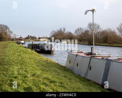 Barche strette sul Gloucester & Sharpness Canal vicino a Slimbridge, Regno Unito. Foto Stock