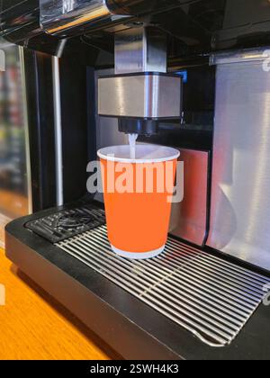 Processo di preparazione del caffè al latte in una macchina da caffè. Foto Stock