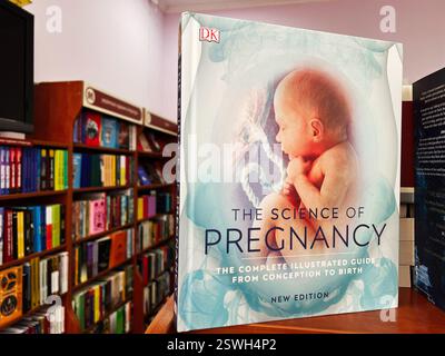 Leopoli, Ucraina - 20 febbraio 2025: Guida illustrata alla gravidanza esposta in primo piano sulla libreria. Foto Stock