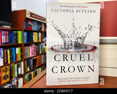 Leopoli, Ucraina - 20 febbraio 2025: Cruel Crown di Victoria Aveyard. Copertina di libri dal design elegante in un ambiente vivace. Foto Stock