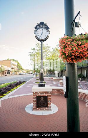 Orologio da strada decorativo nel centro di Fairhope, Alabama plaza Foto Stock