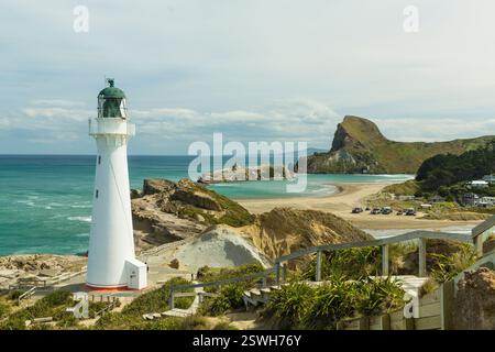 Faro e Castle Rock a Castlepoint, Wailapa, nuova Zelanda Foto Stock