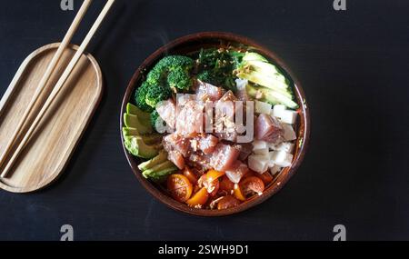 Ciotola calda al vapore per tonno hawaiano con ingredienti sani Foto Stock
