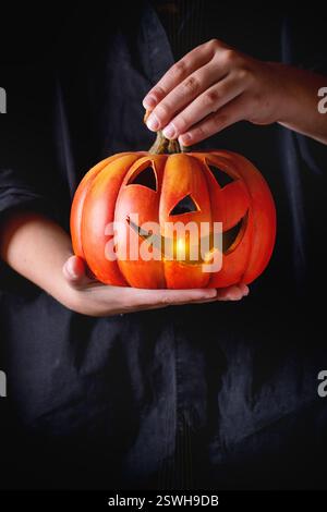 Zucca di Halloween lanterna nel bambino le mani Foto Stock