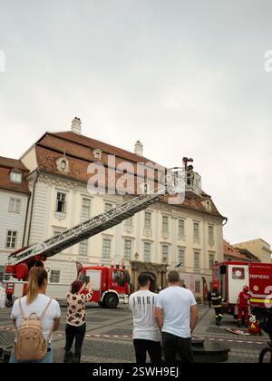 Vigili del fuoco a Sibiu - esercitazione di emergenza di fronte al Palazzo Brukenthal Foto Stock