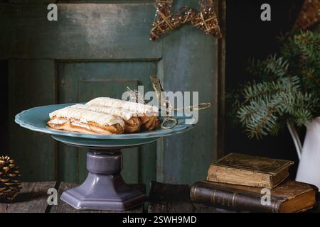 Tavola di natale con Eclairs Foto Stock