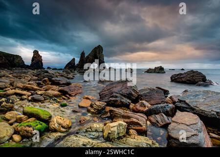 Splendido tramonto a Crohy Arch, Crohy Head, Contea di Donegal, Irlanda Foto Stock