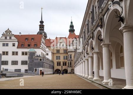 DRESDA, GERMANIA - 3 NOVEMBRE 2023: Il cortile Stallhof fa parte del complesso del palazzo ed è uno dei più antichi cortili originariamente conservati Foto Stock